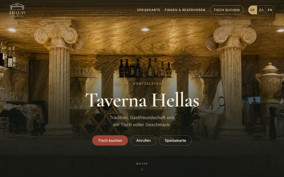 Die Website der Taverna Hellas auf einem Desktop-Bildschirm: der Gastraum hinter dem Namen des Restaurants, mit Schaltflächen zum Tisch buchen, Anrufen und Öffnen der Speisekarte.